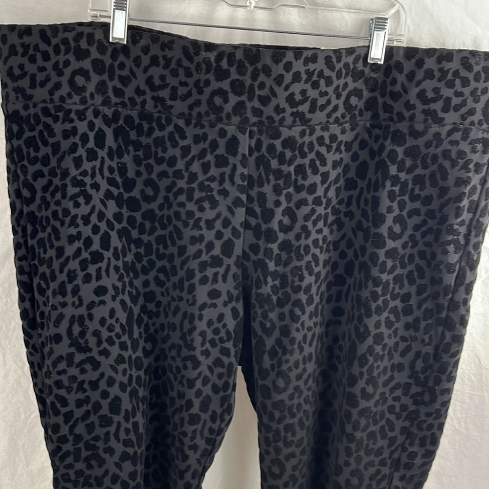 Torrid 4 slim fix nwt leopard velvet - Picture 3 of 6